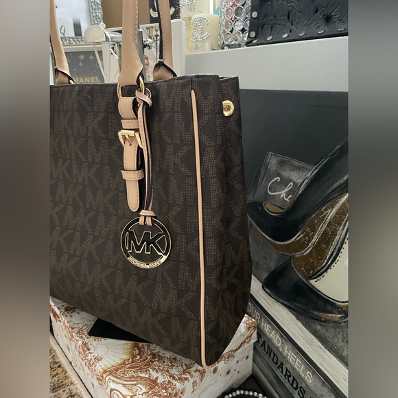 ✨ Michael Kors Signature Monogram Brown Leather Print Shoulder Bag✨LIKE NEW - Picture 2 of 14